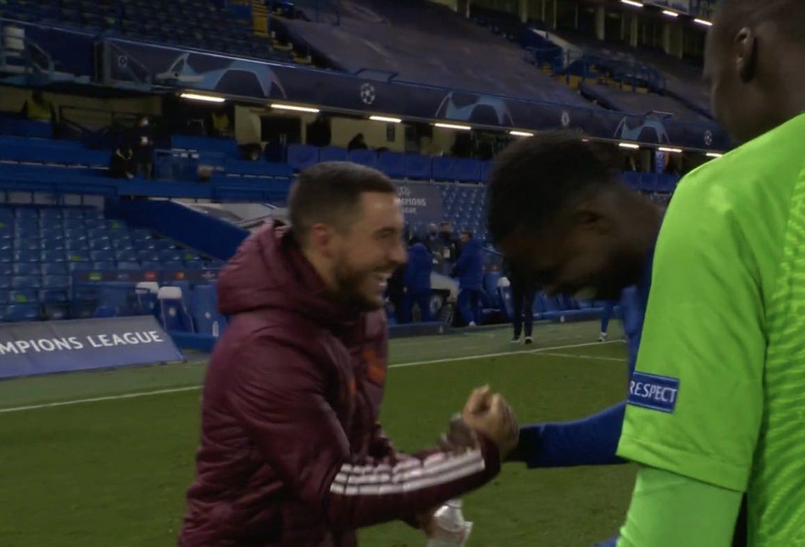 Eden Hazard se ríe mientras saluda a los jugadores del Chelsea, tras la eliminación del Real Madrid. FOTO: captura de pantalla.