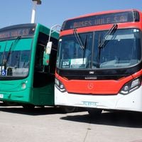 Encapuchados queman bus del sistema Red en Estación Central: obligaron a bajar al chofer y pasajeros