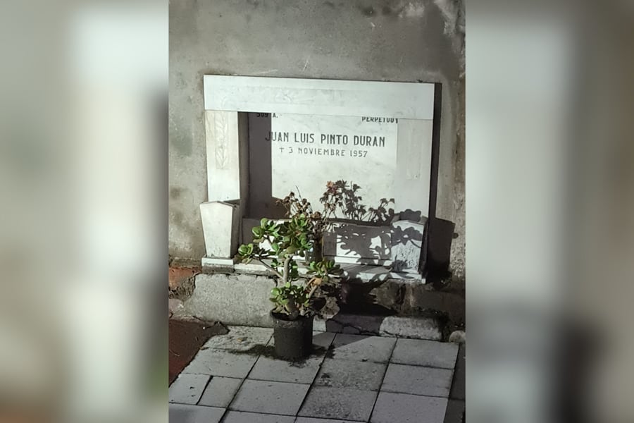 La sepultura de Juan Pinto Durán en el Cementerio General.