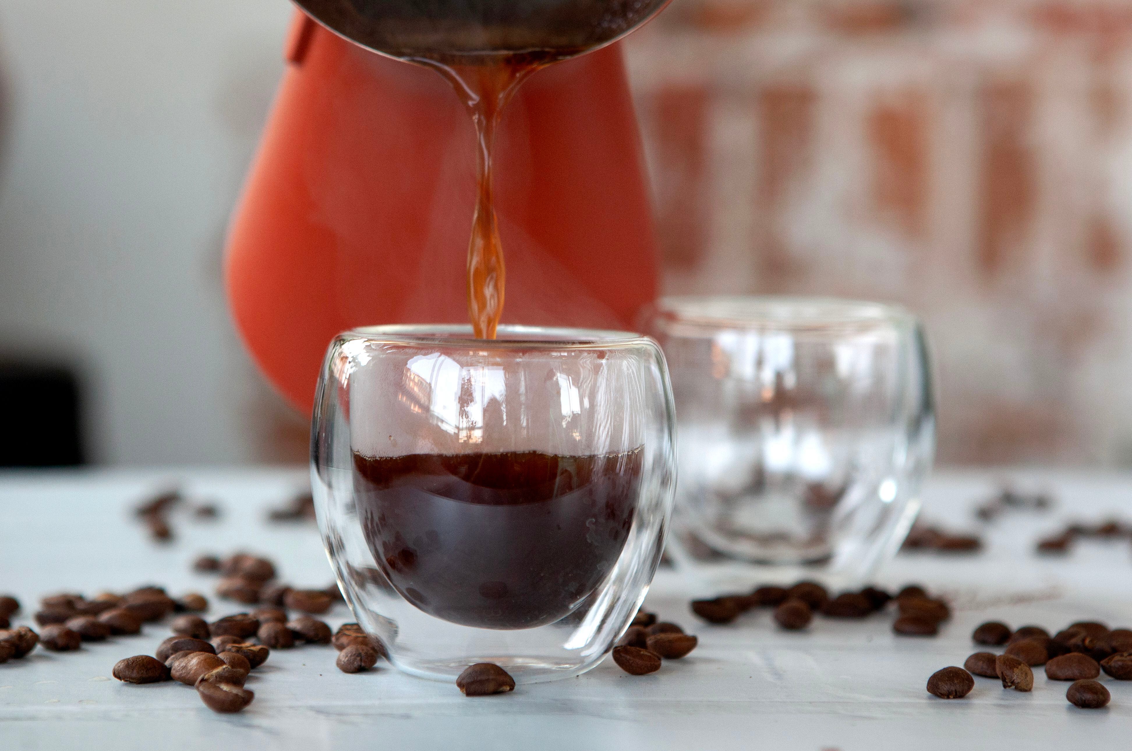 Una taza de café puede alargar tu vida pero, ¿cuánto es una taza de café?