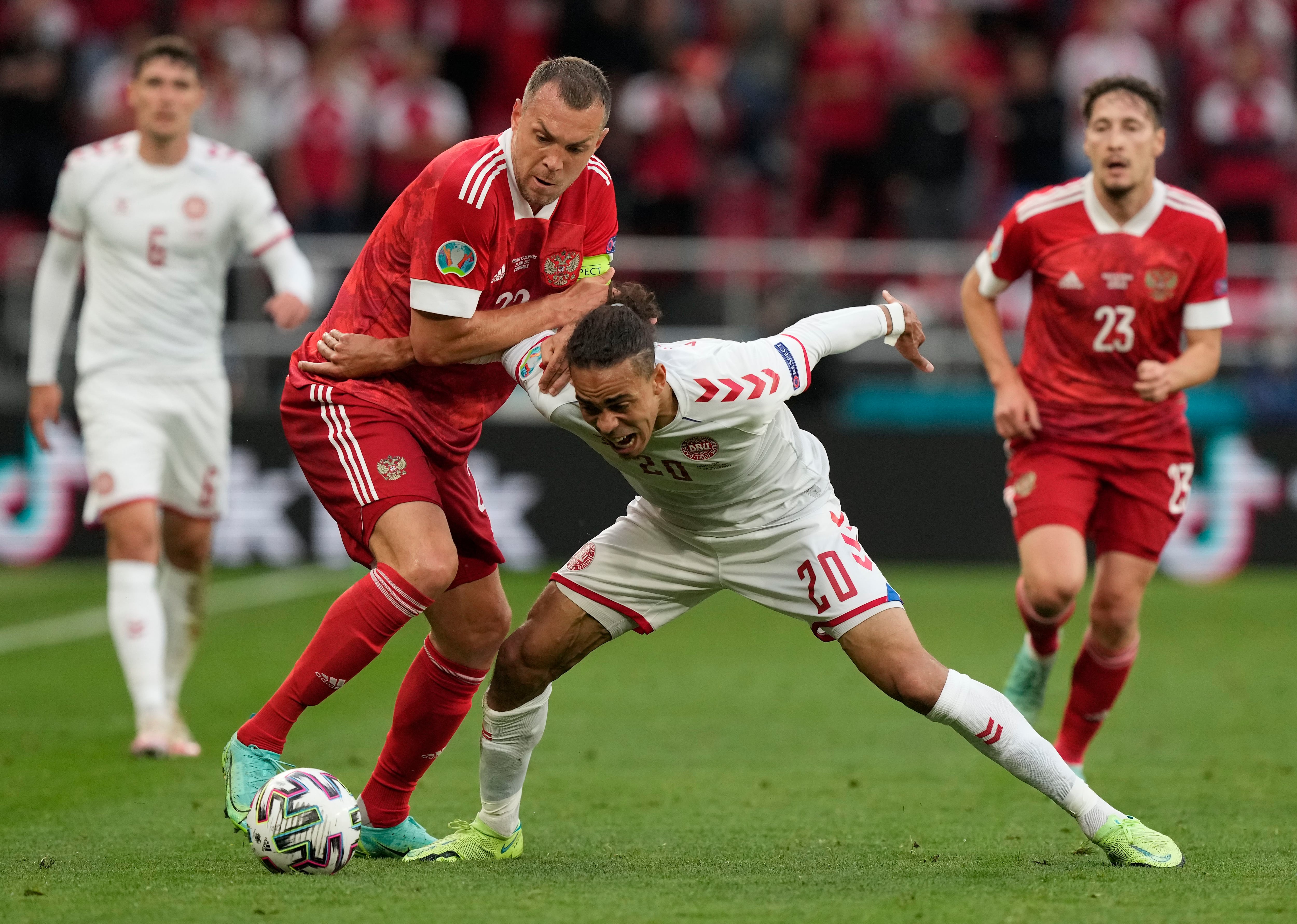 Artem Dzyuba, en el duelo ante Dinamarca, por la Euro de 2020