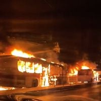 Encapuchados queman tres buses en población La Victoria