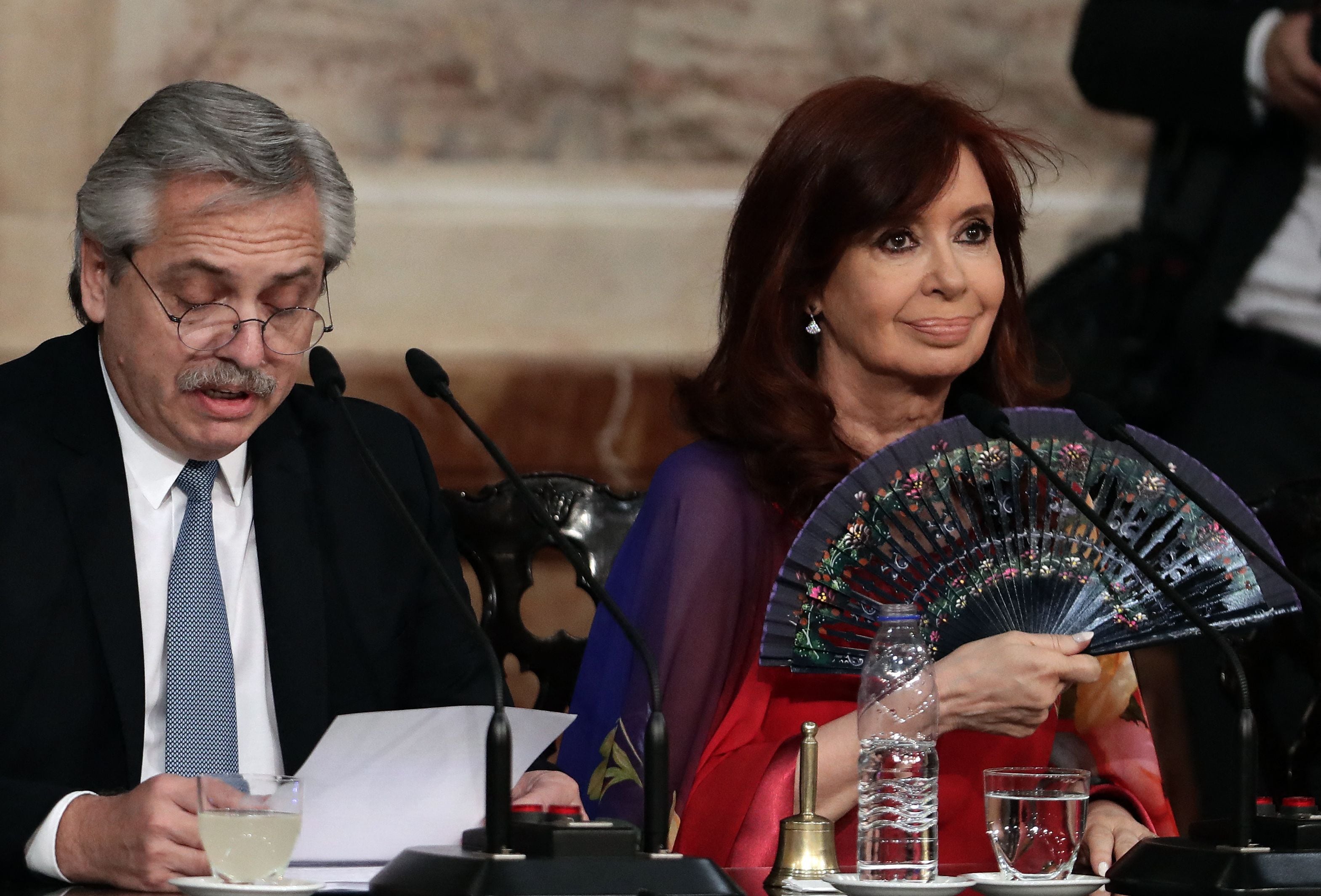 El presidente Alberto Fernández dando un discurso en el Congreso argentino, junto a la vicepresidente Cristina Fernández. Foto: AFP.