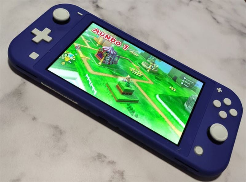 Qué tal está el nuevo modelo azul de la Nintendo Switch Lite? - La Tercera