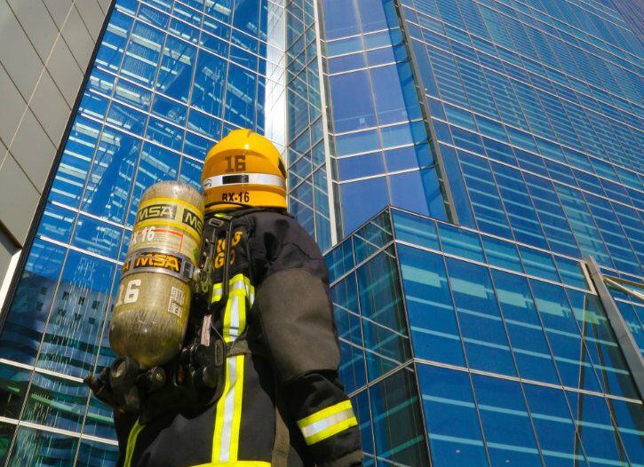 Un bombero observa el Costanera Center.