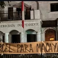 Realizan manifestación en frontis de la sede de la UDI tras revocación de prisión preventiva de Eduardo Macaya