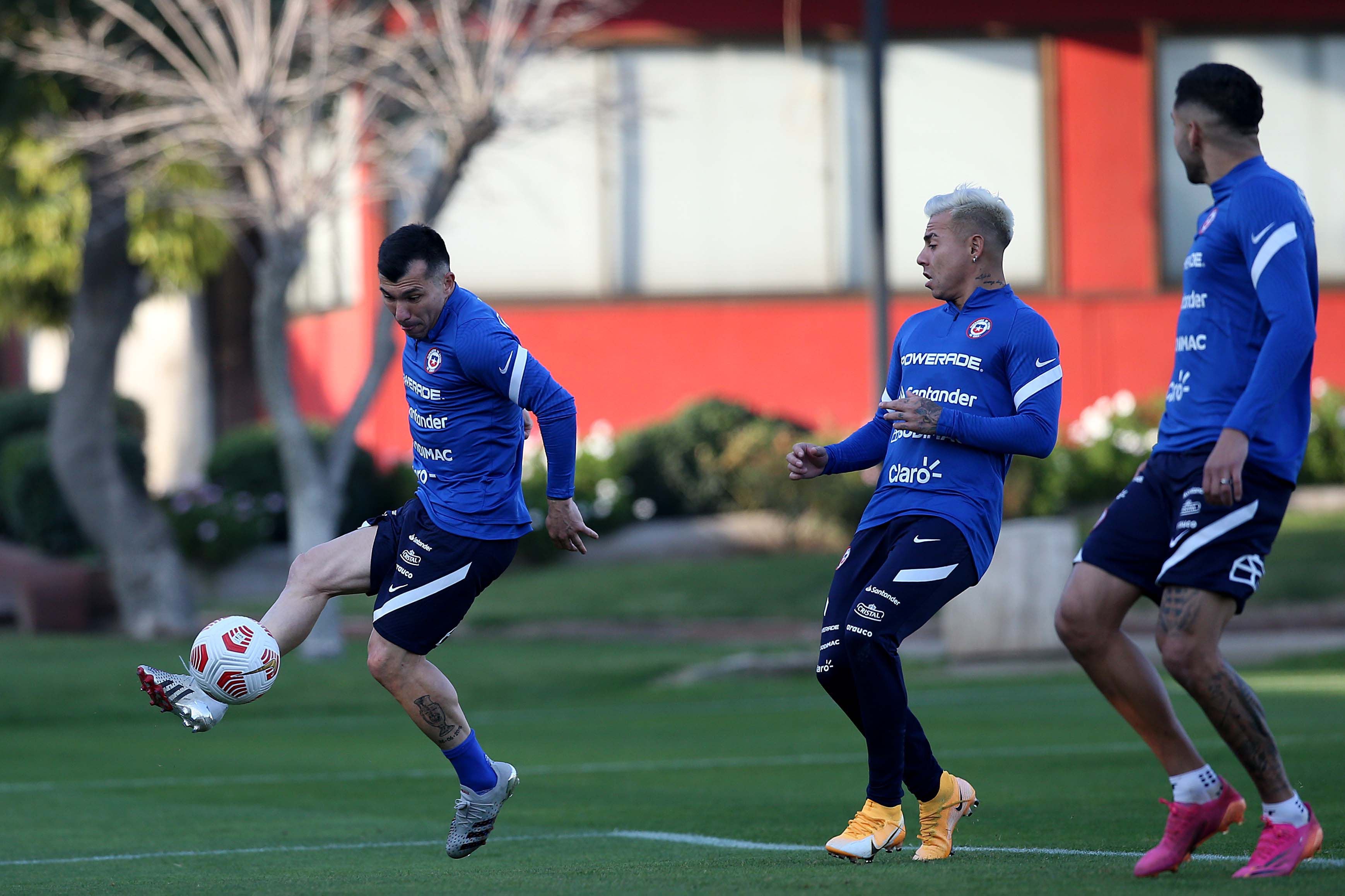 Gary Medel, Eduardo Vargas y Guillermo Maripan entrenan en el complejo Juan Pinto Durán, previo al partido ante Bolivia, por las Eliminatorias para Qatar 2022. FOTO: ANFP