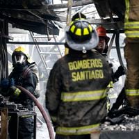 Bomberos trabaja para contener incendio en locales del barrio Meiggs