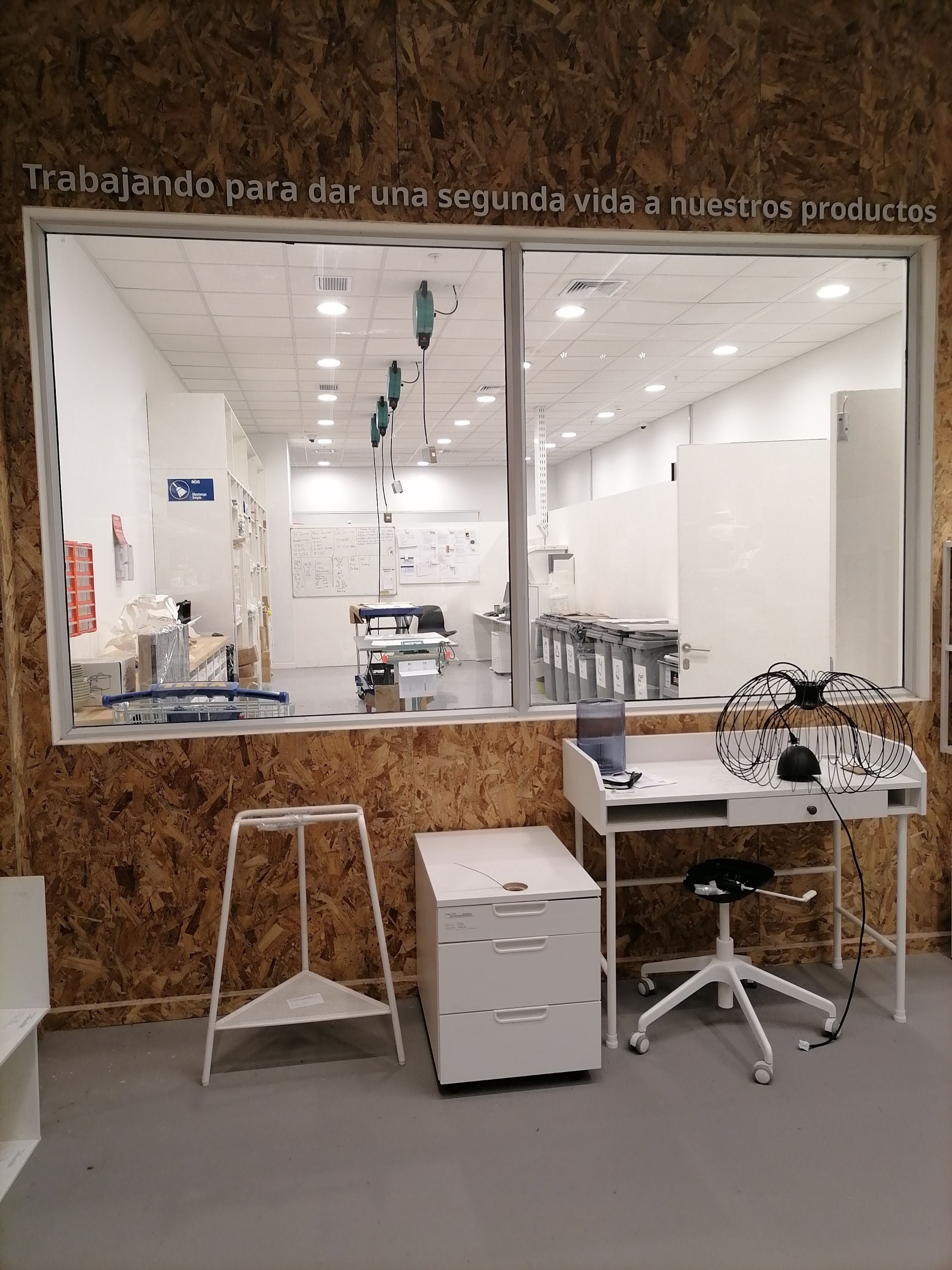 ¿Cuántos clientes visitaron la primera tienda de Ikea en Chile durante su primer mes, y cuáles fueron los productos preferidos?