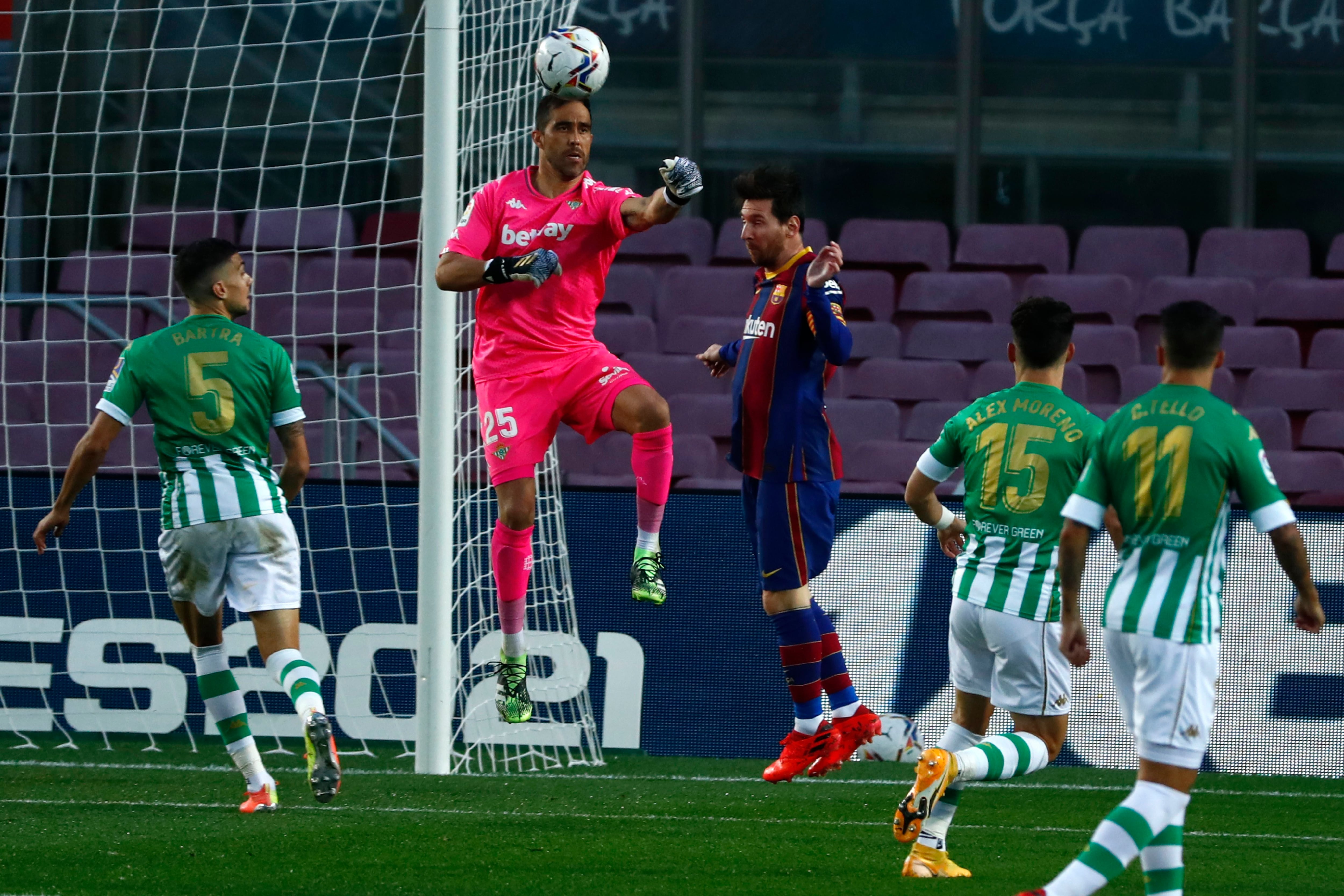 Bravo frente a Messi, en un duelo entre el Betis y el Barcelona