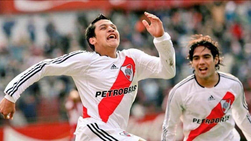 Alexis Sánchez celebra un gol en su paso por River Plate.