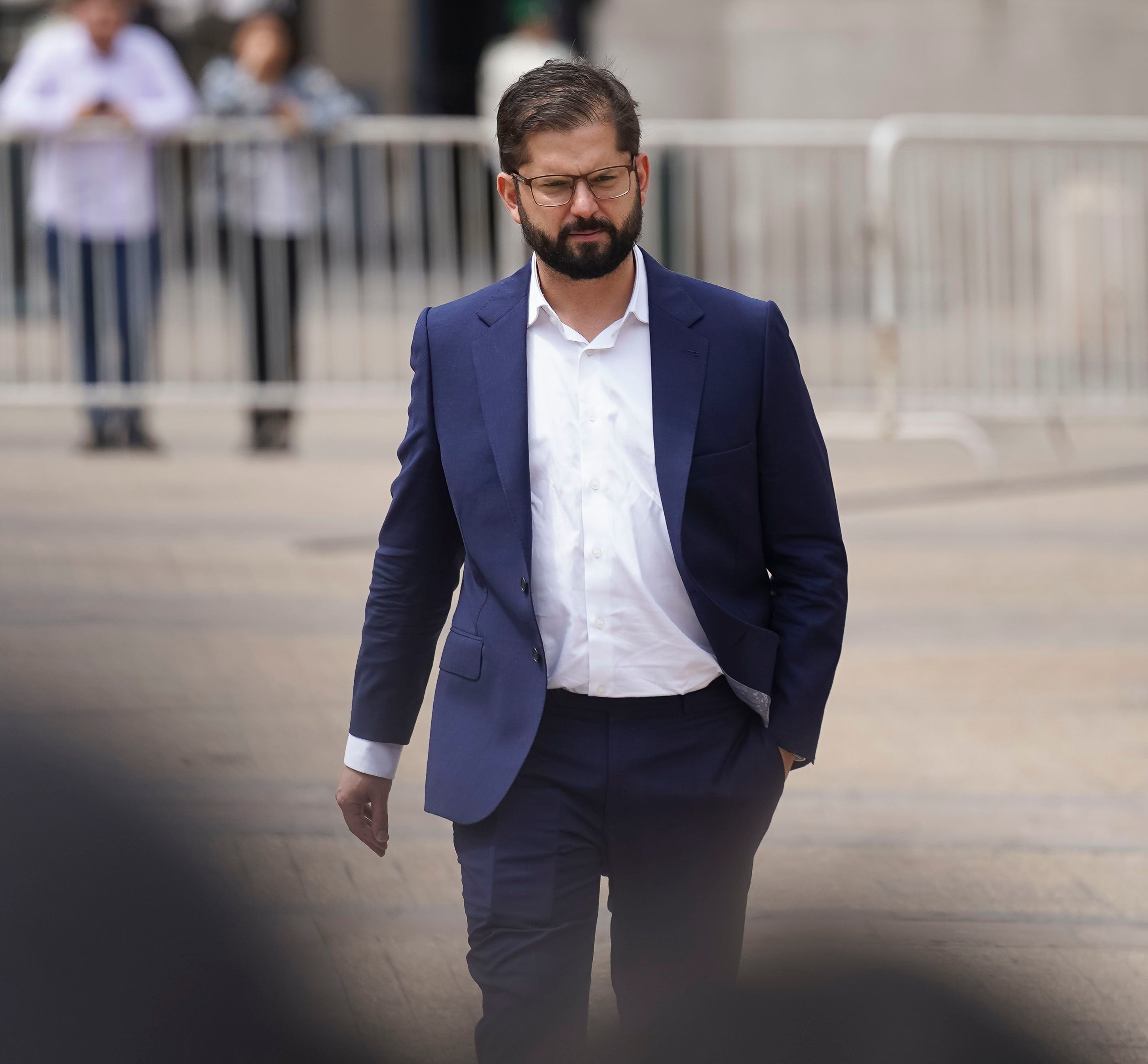 GABRIEL BORIC HABLA CON PERSONAS QUE PROTESTAN FRENTE AL PALACIO DE LA MONEDA