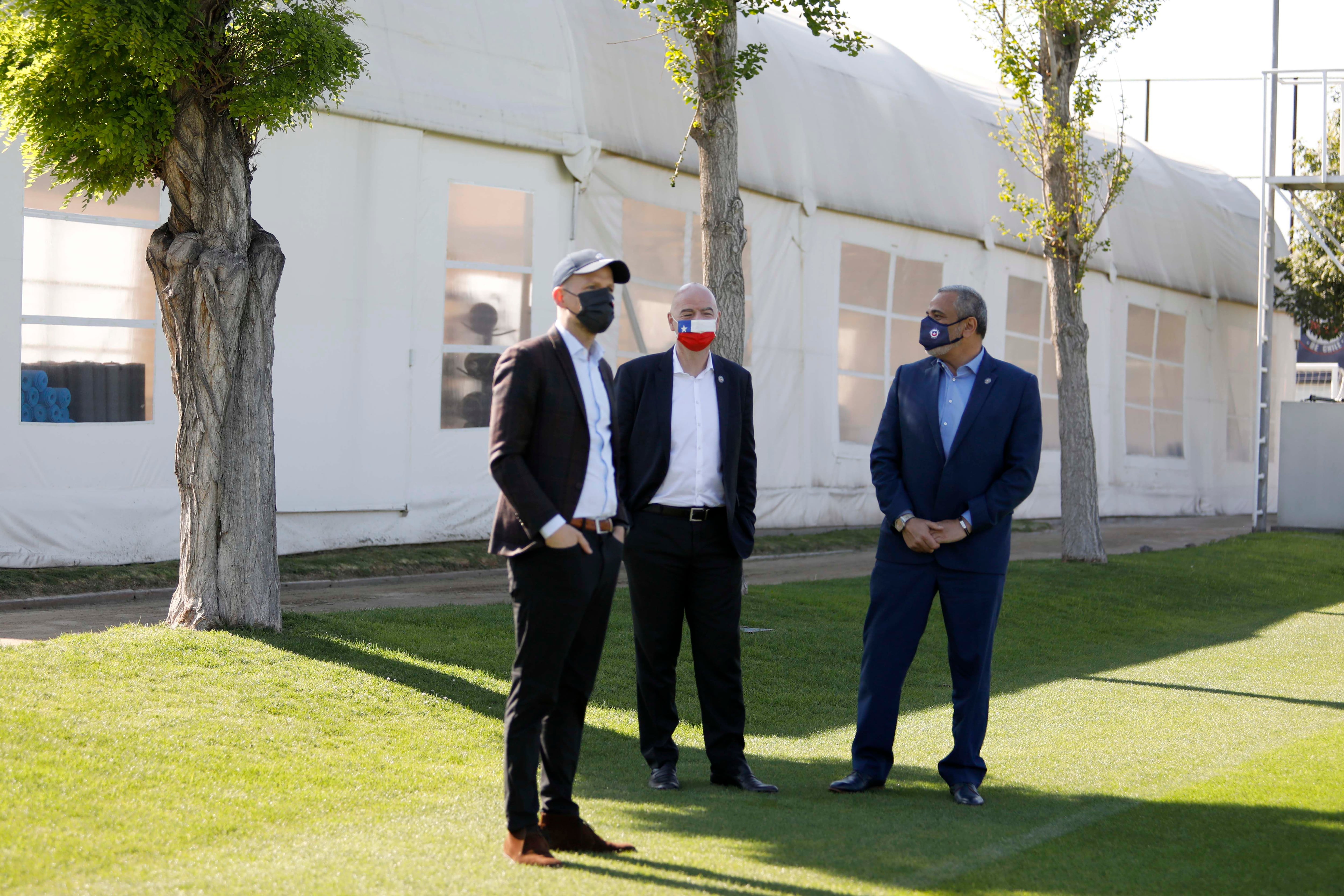 Gianni Infantino en su visita a Juan Pinto Durán.