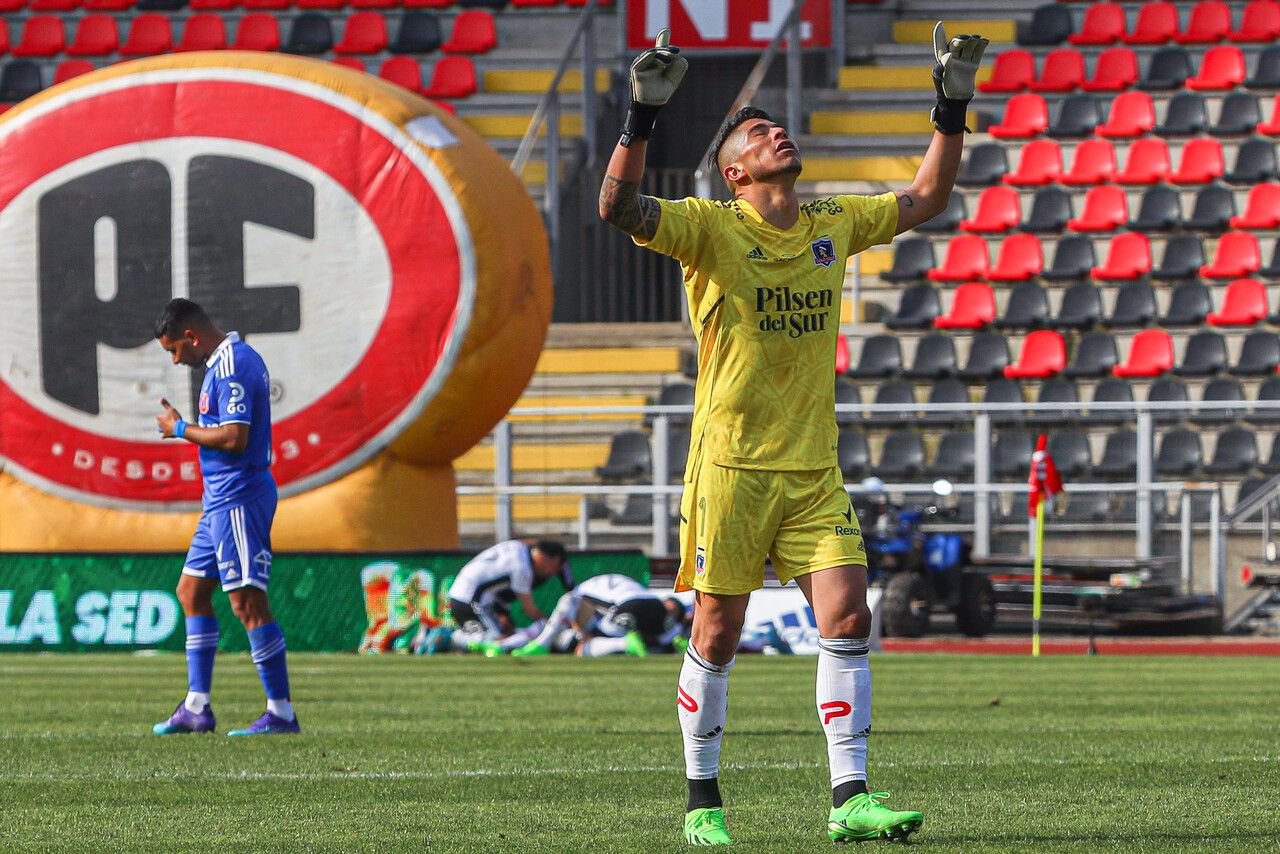 Brayan Cortés celebra un gol de Colo Colo.