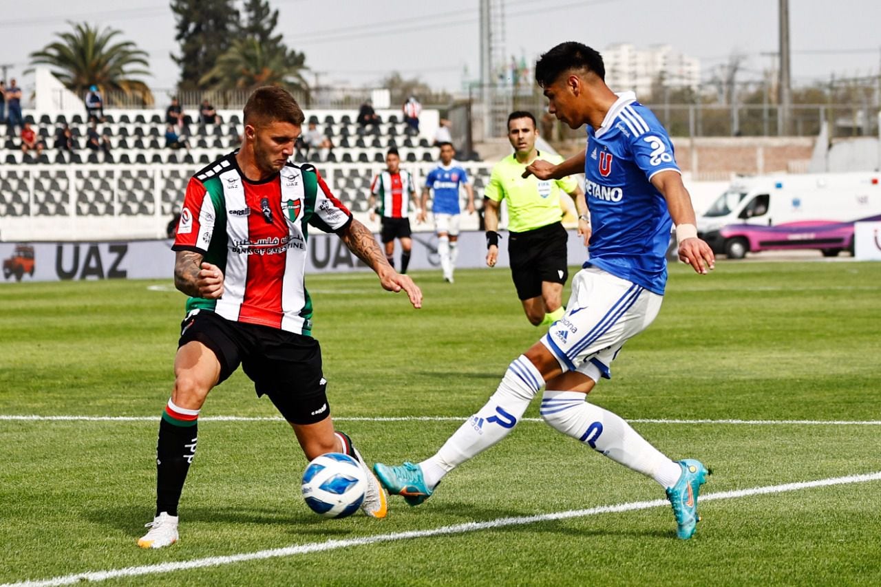 Una disputa de balón en el duelo entre Palestino y la U.