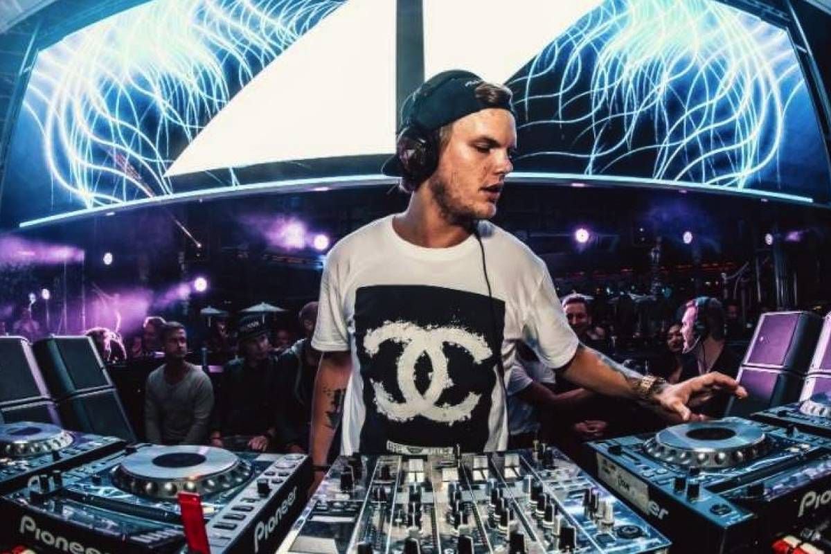 avicii-298cad09e17605f6c1bcc8ff07e2fd4e-1200x800