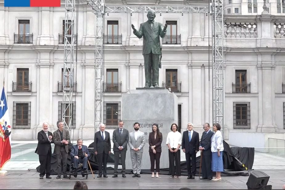 Develan estatura del expresidente Patricio Aylwin Azócar en la Plaza de la Ciudadanía, en el frontis de La Moneda.