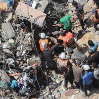 Autoridades gazatíes informan de al menos 30 muertos en ataque israelí contra escuela usada como refugio en Nuseirat