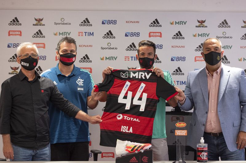 Flamengo anuncia a contratação de Maurício Isla FlaResenha