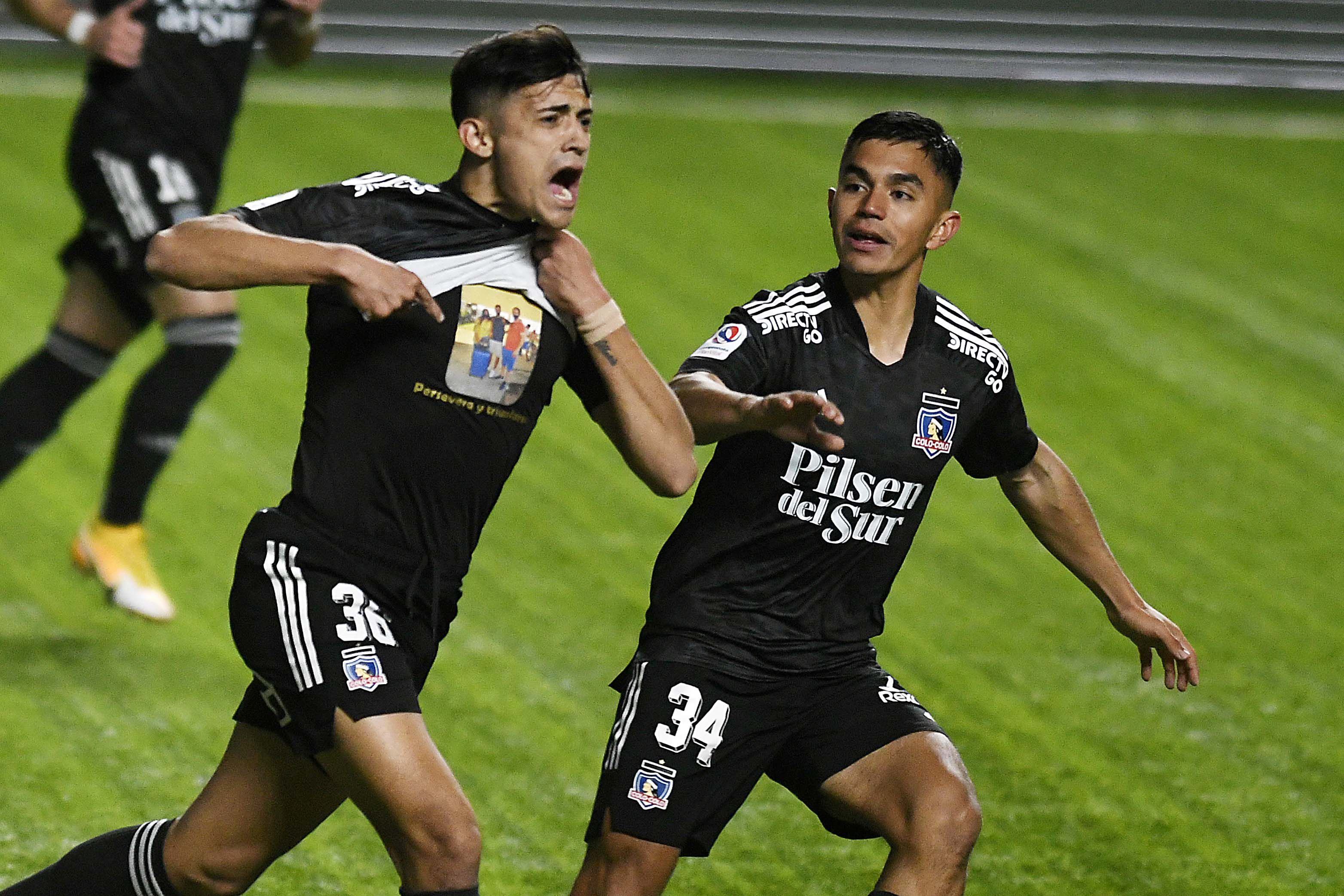 Pablo Solari celebra uno de sus goles por Colo Colo 