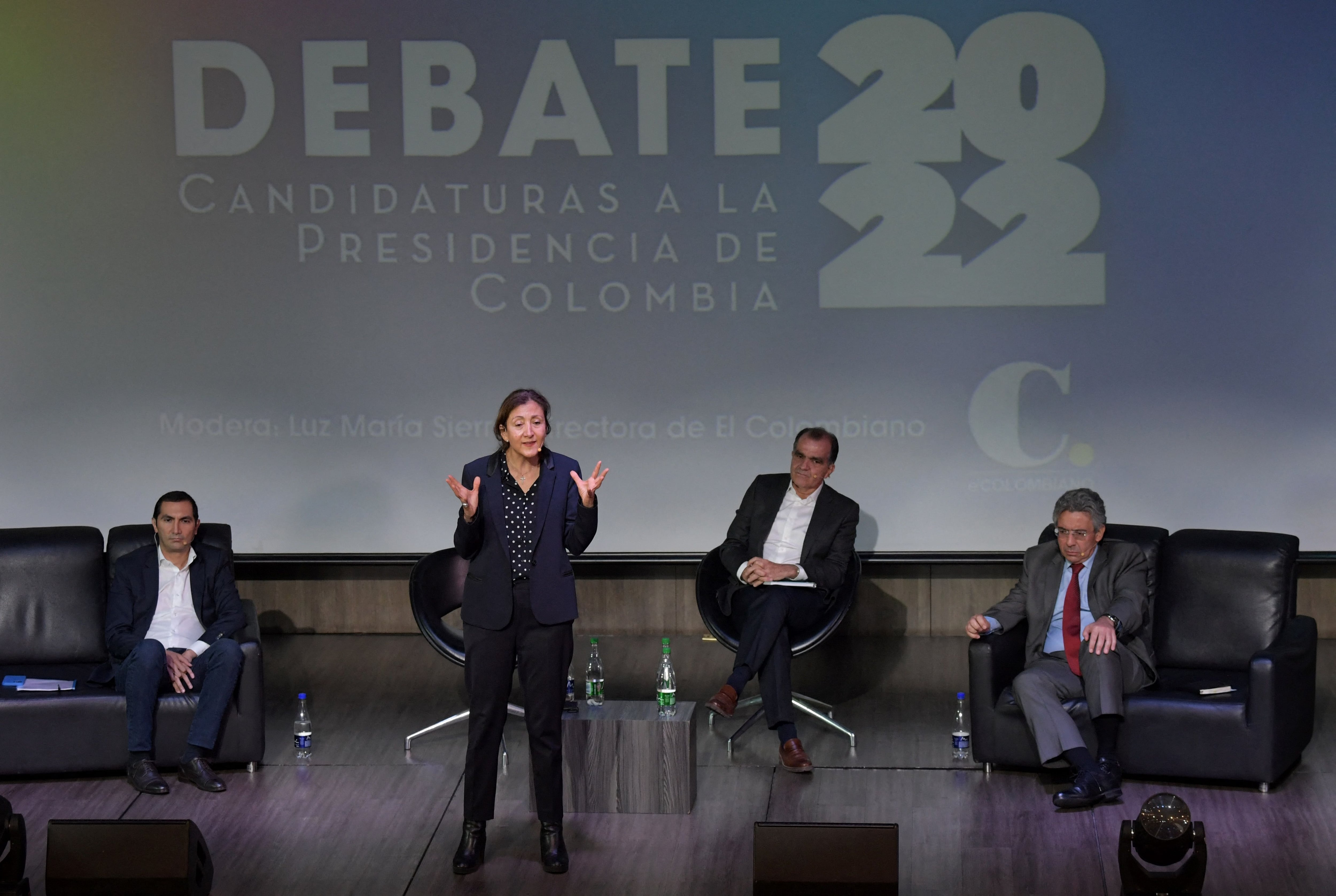 La candidata presidencial Ingrid Betancourt habla en un debate junto a David Barguil, Óscar Zuluaga y Enrique Gómez. Foto: AFP.