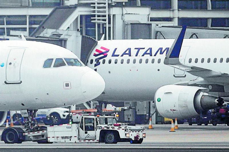 Acciones de Latam Airlines se desploman y Bolsa de Santiago suspende sus cotizaciones