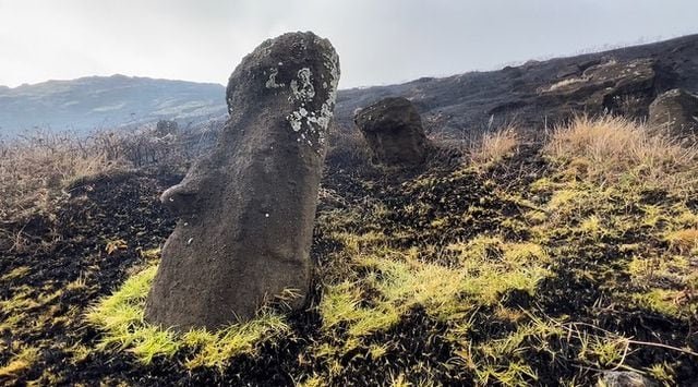 Arde Isla de Pascua: voraz incendio deja moáis calcinados y un daño patrimonial irreparable